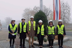 Ambassador Sriswasdi, together with Minister-Counsellor (Industrial Affairs) and staff at the Royal Thai Embassy visited Lenzing company in Lenzing (240 km., west of Vienna)